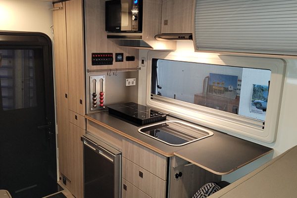 ws140908 Ozcape Woondabaa kitchen with plenty of workspace and storage